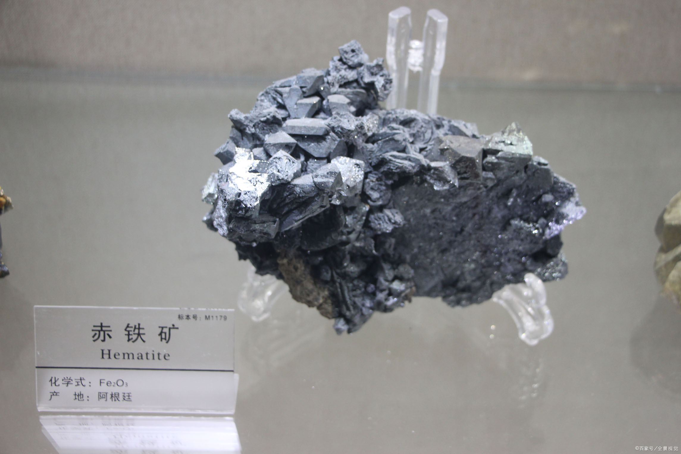 金属至半金属光泽,晶体属三方晶系的氧化物矿物,无解理