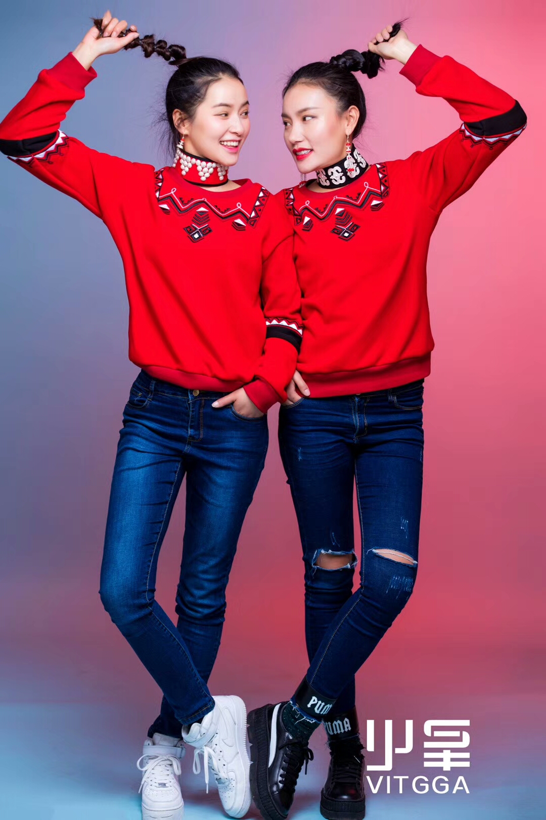 阿依洛组合穿着彝族时尚服装美图.