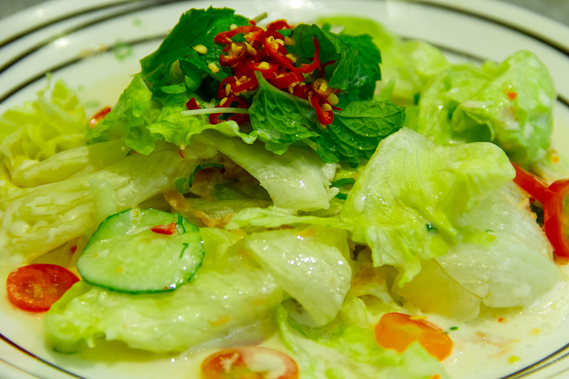 分享一道餐桌上一定要有這道白灼生菜,寓意生菜,生菜先調個料汁,一勺