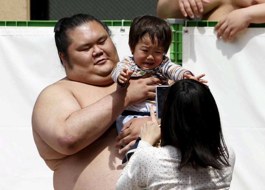 相扑巨人亚伯勒,体重巅峰达800斤,51岁仍无子嗣,退役1年后离世