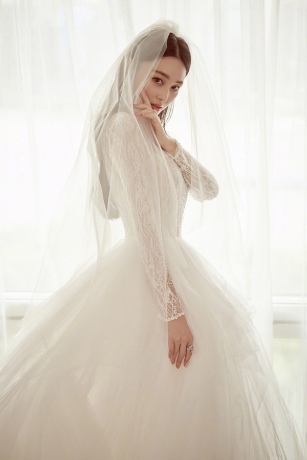 在这张照片中,张馨予穿上了洁白的婚纱