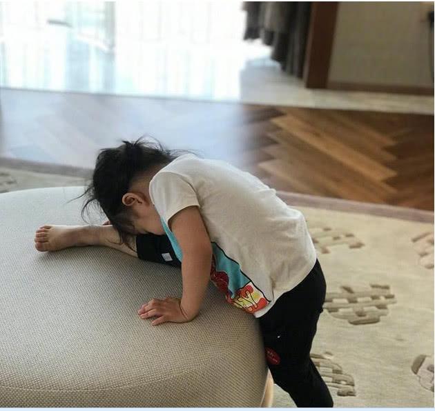 章子怡晒女儿压腿照,网友:小小的身体,有大大的梦想!