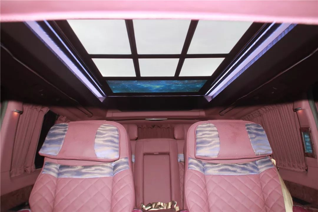 这款奔驰v260l紫锦版装备迈巴赫九宫格顶灯,并且配有星空顶,让您在放