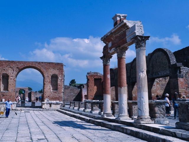 维苏威火山是一座活火山,像一个巨大的烟囱,随时都会爆发