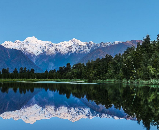 马瑟森湖湖水清澈见底,碧绿湖水荡漾着绿色植被,美景令人难忘