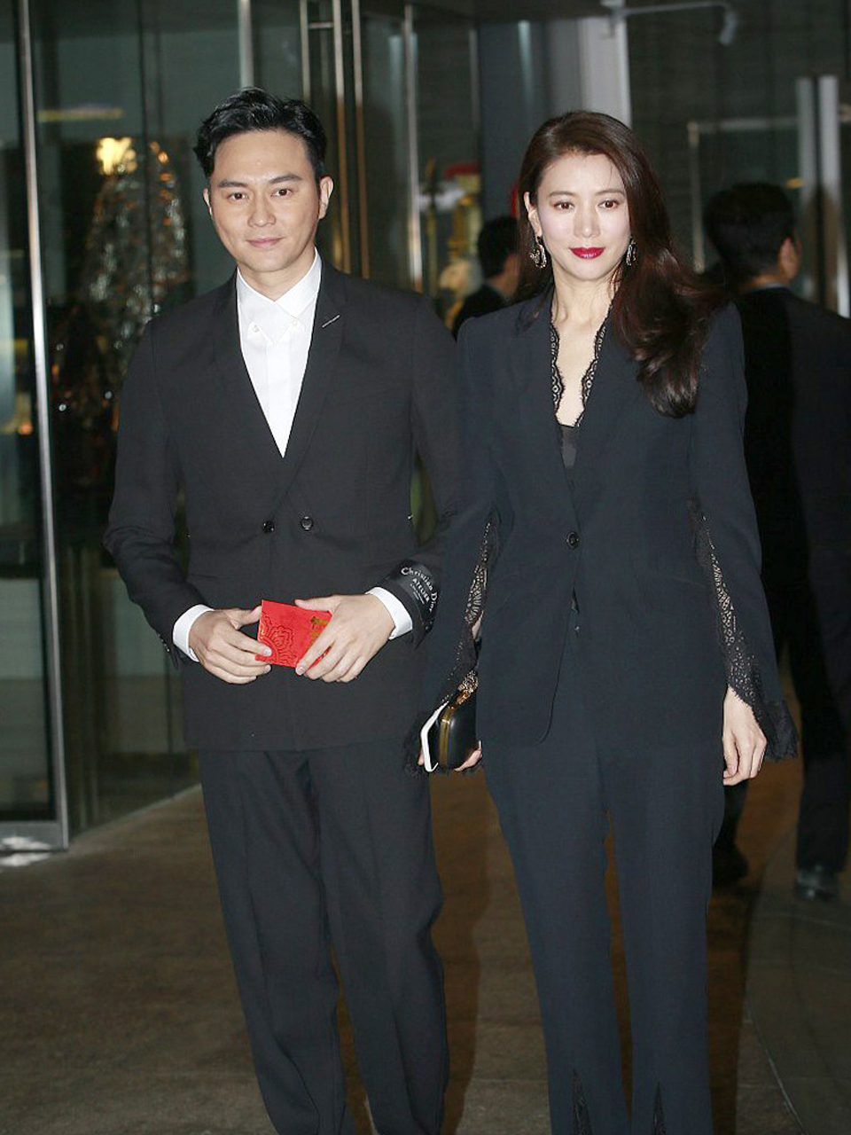 袁咏仪化身小迷妹!为李敏镐退伍而疯狂,网友:不怕张智霖吃醋?