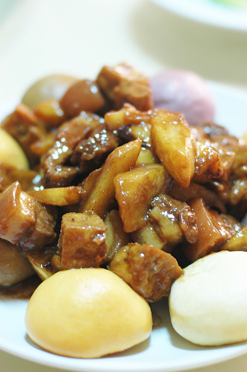 黄糕炖肉,色香味俱佳.