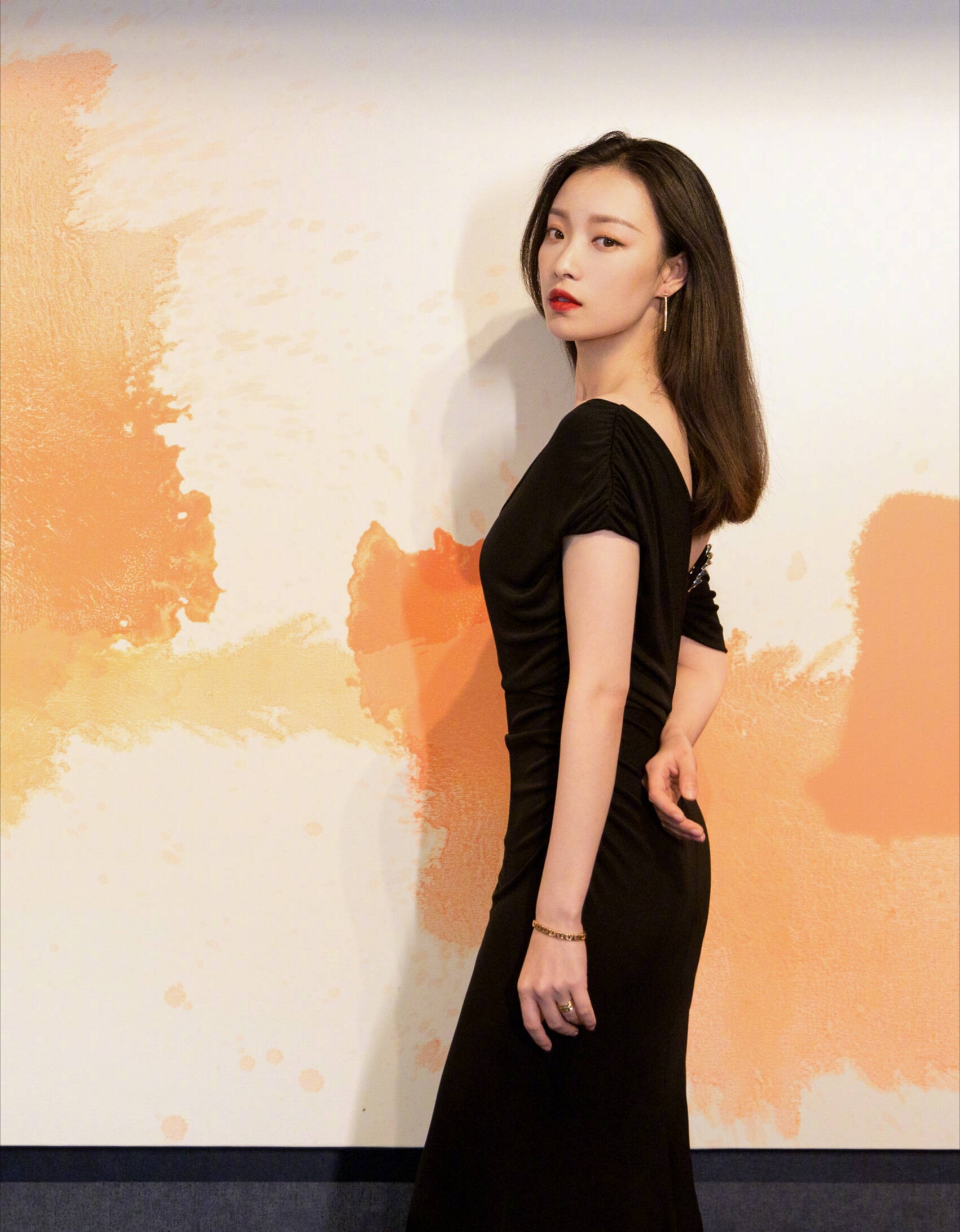 倪妮身穿不规则连衣裙参加活动,这曼妙的身材让人嫉妒