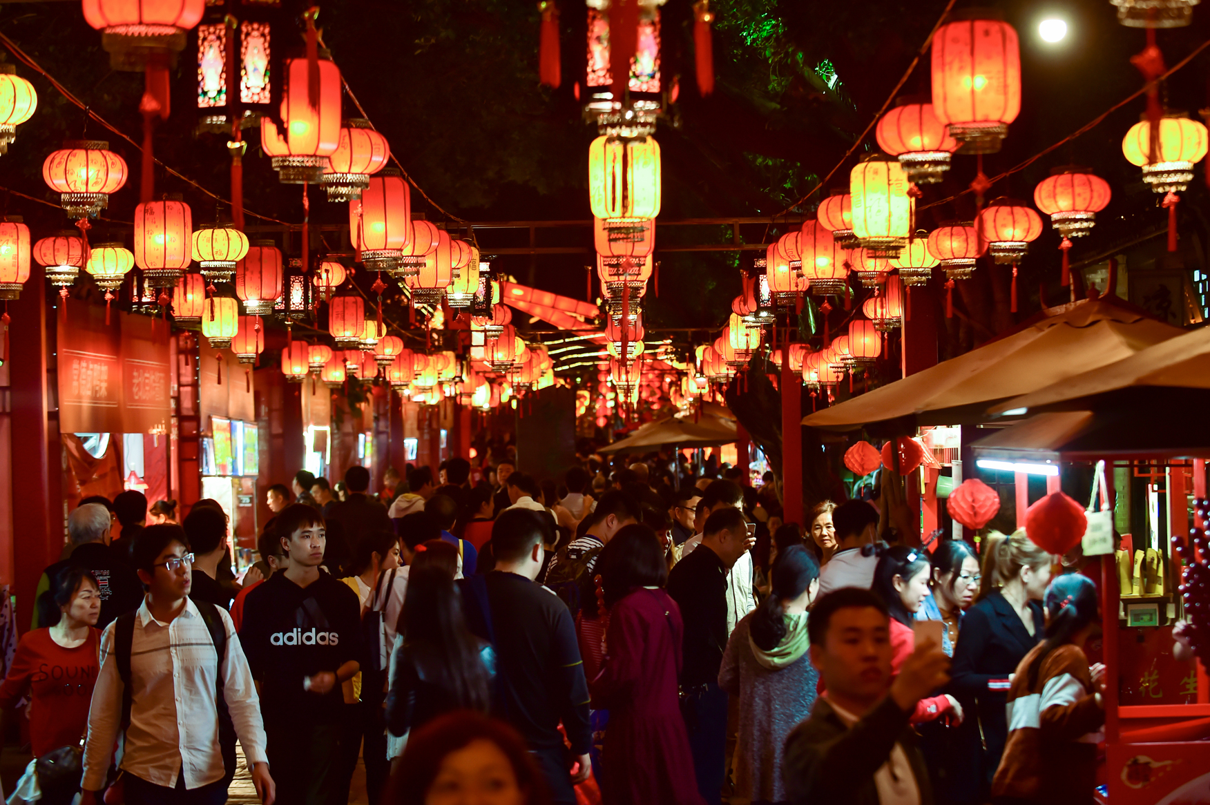 深圳:春节文明旅游守护景区"高颜值"(1)