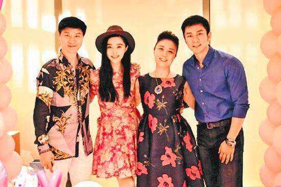 范冰冰随母亲外出,精神抖擞气质佳,与恒大高层会谈良久