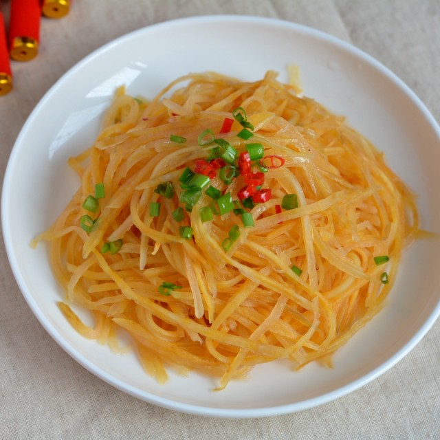 凉拌红薯丝,甜咸微脆,简单有快手,金灿灿看着超诱人