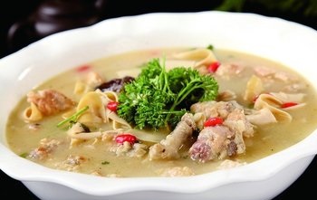 河南信阳当地的特色传统美食—面炕鸡