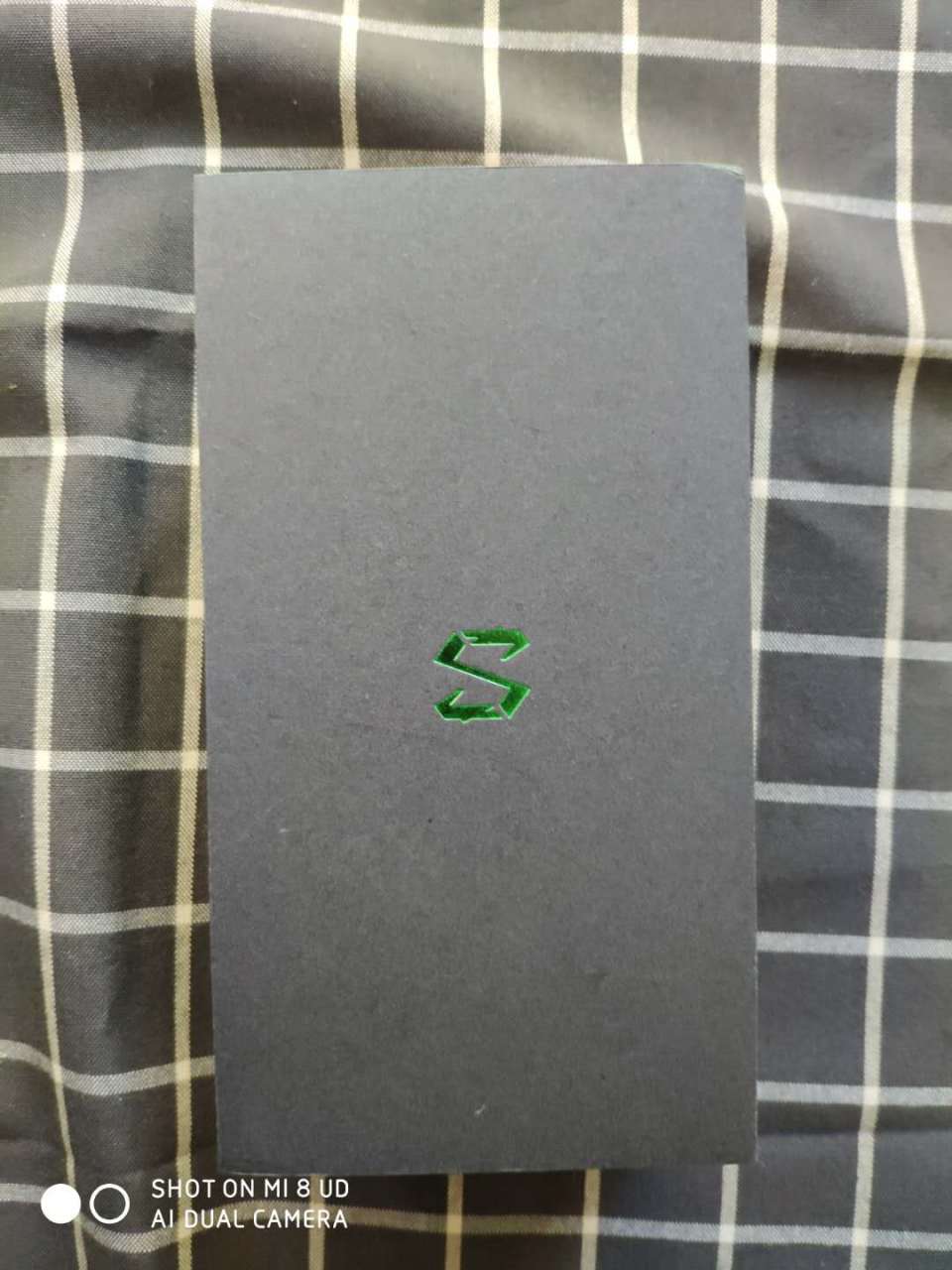 黑鲨新机helo小雷已收到货,不过还真是名副其实,连包装盒都这么黑.