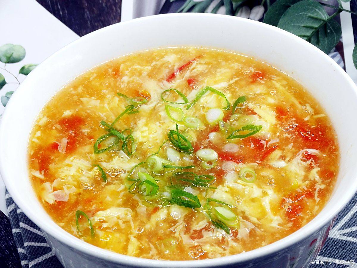 "「家常经典」一步步教会你:鲜美西红柿鸡蛋汤的完美烹饪秘籍!