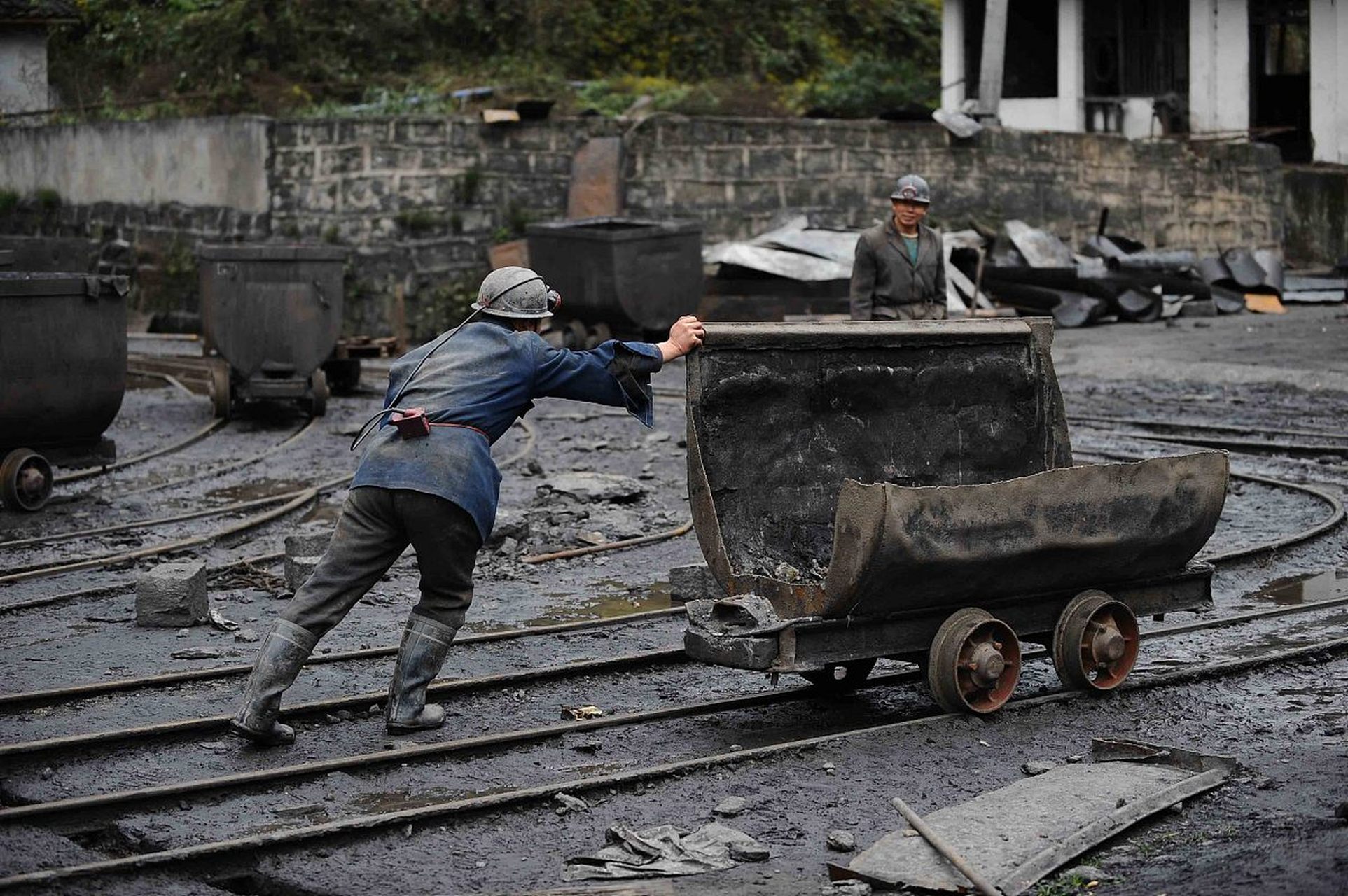 我叫珍珍,家在煤城山东省枣庄市,我父亲是井下挖煤的工人.