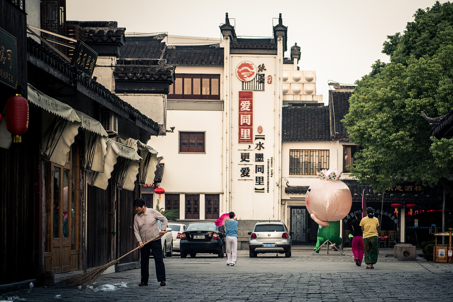 摘要: 青溪老街是位于上海市奉贤区的保存完好的古镇景区,拥有众多
