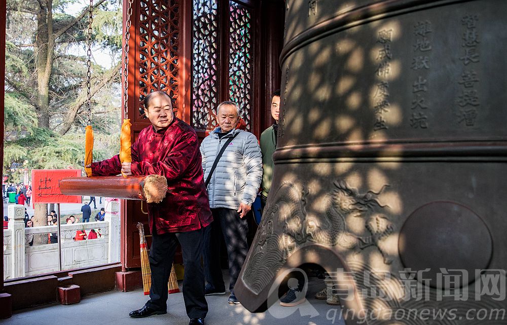 高清:湛山寺新年鐘聲悠揚渾厚 撞鐘祈福慶新春