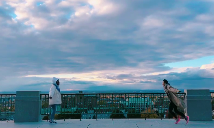 闺蜜玩闹被偷拍,飞奔拥抱那一刻,网友:我不需要男票了