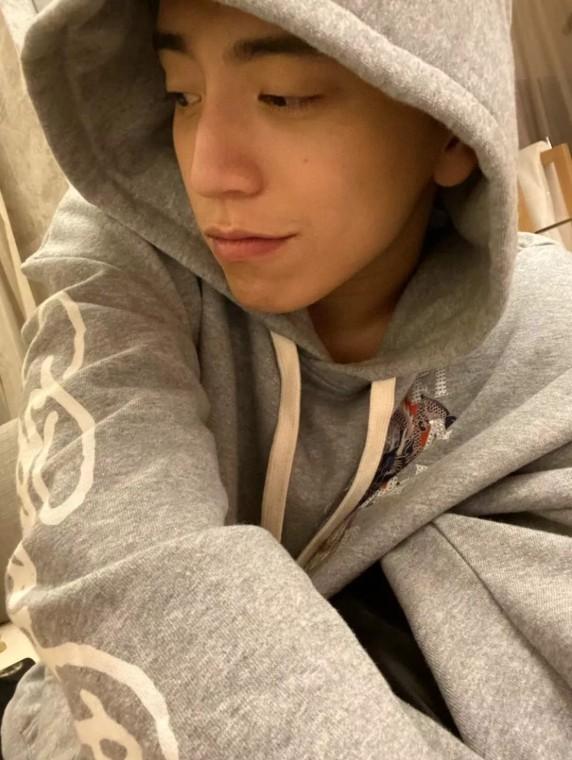 王大陆歪嘴笑与吴亦凡抢穿assc帽t
