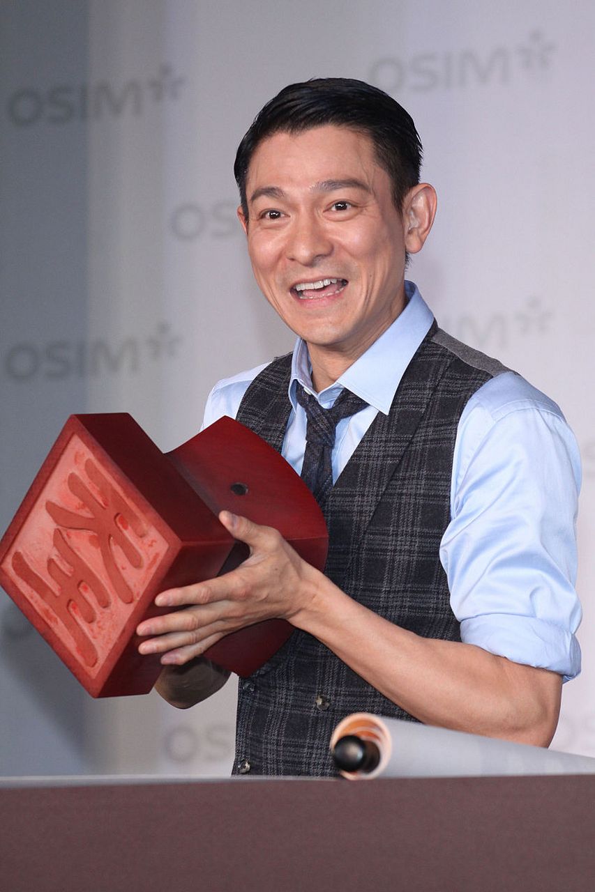 华为说:"你知道吗?刘德华是我的代言人."苹果笑了笑,回答:"哦,是吗?