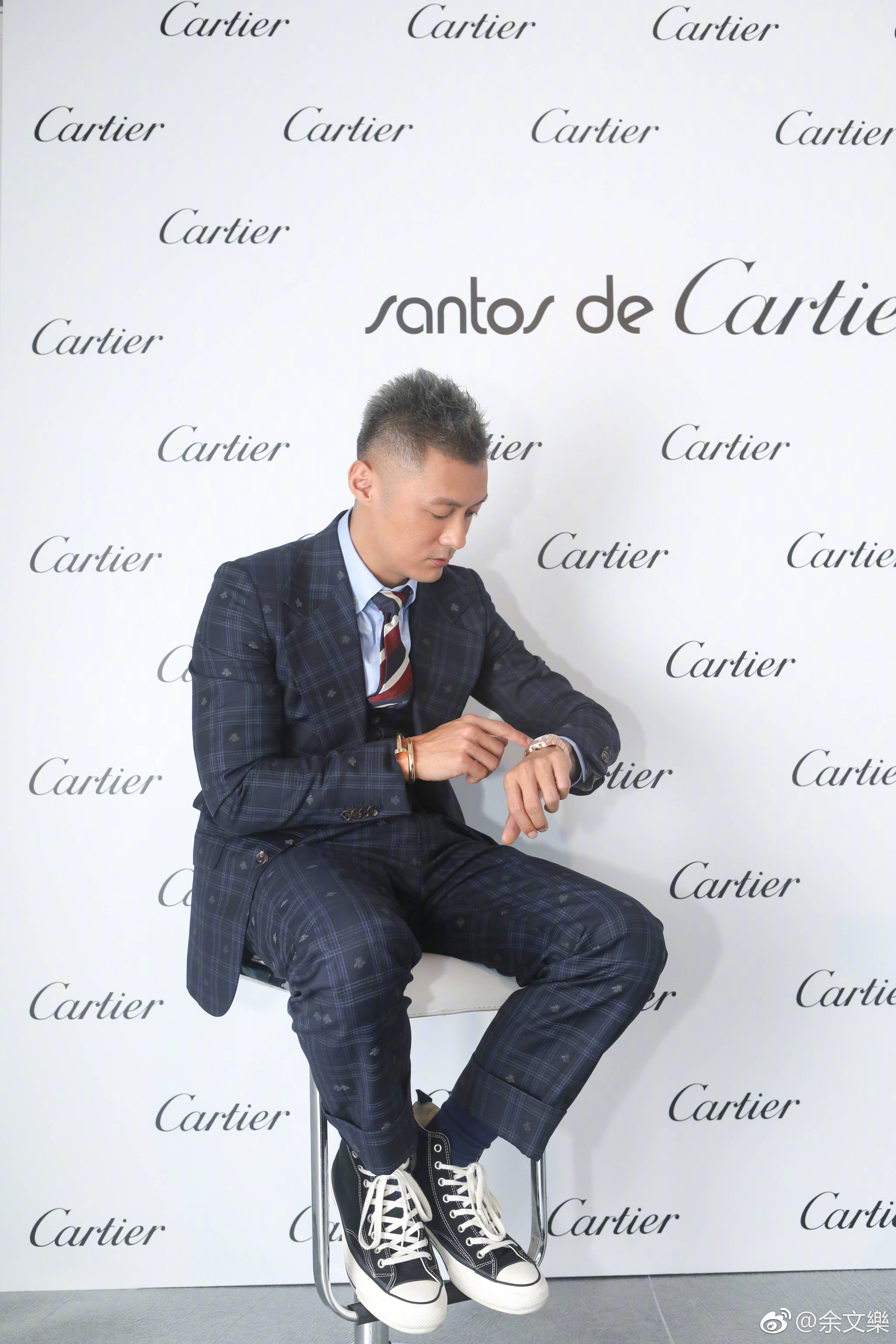 余文乐微博晒出活动照,穿搭引热议,网友:贫穷限制了我的想象力