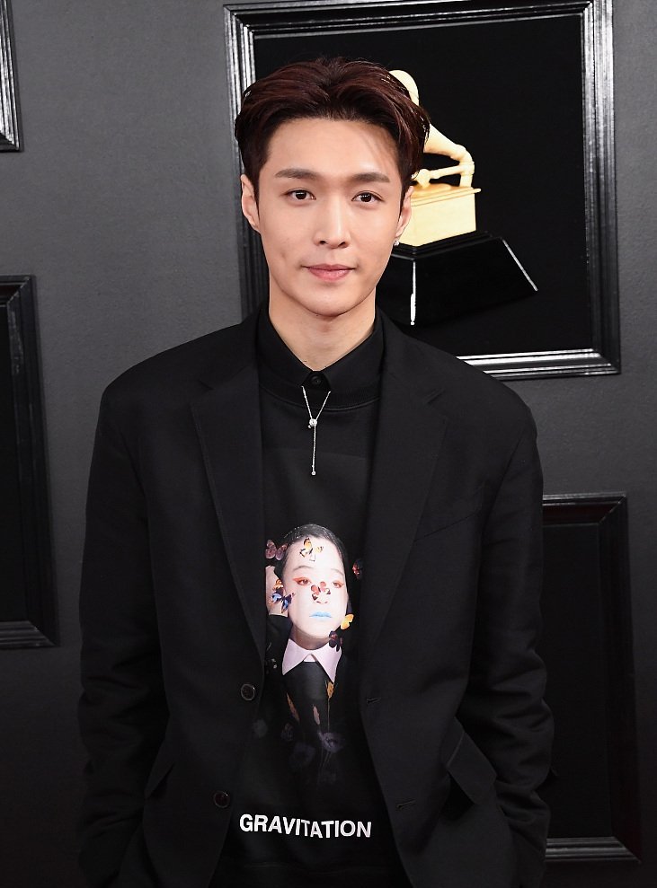 张艺兴出席格莱美红毯生图,颜值高皮肤状态好直接扛住了外网镜头