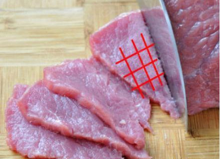 猪肉顺纹切还是逆纹切?大厨:不同部位切法不同,错了咋做都不香