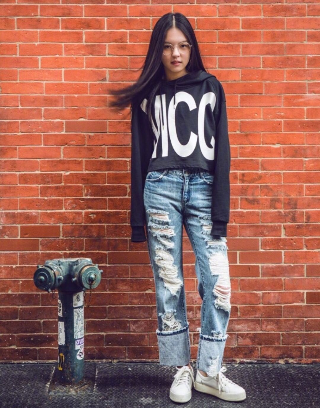 16岁法图麦身高一米七,长发披肩模样清秀,气质像极了爸爸李咏