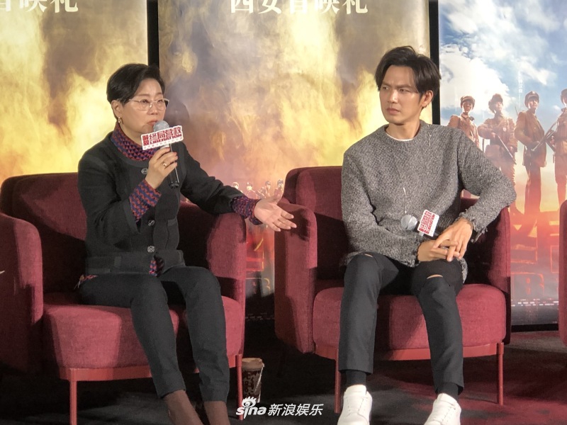 钟汉良装扮休闲内八坐姿显呆萌 李少红戴眼镜气质文艺优雅