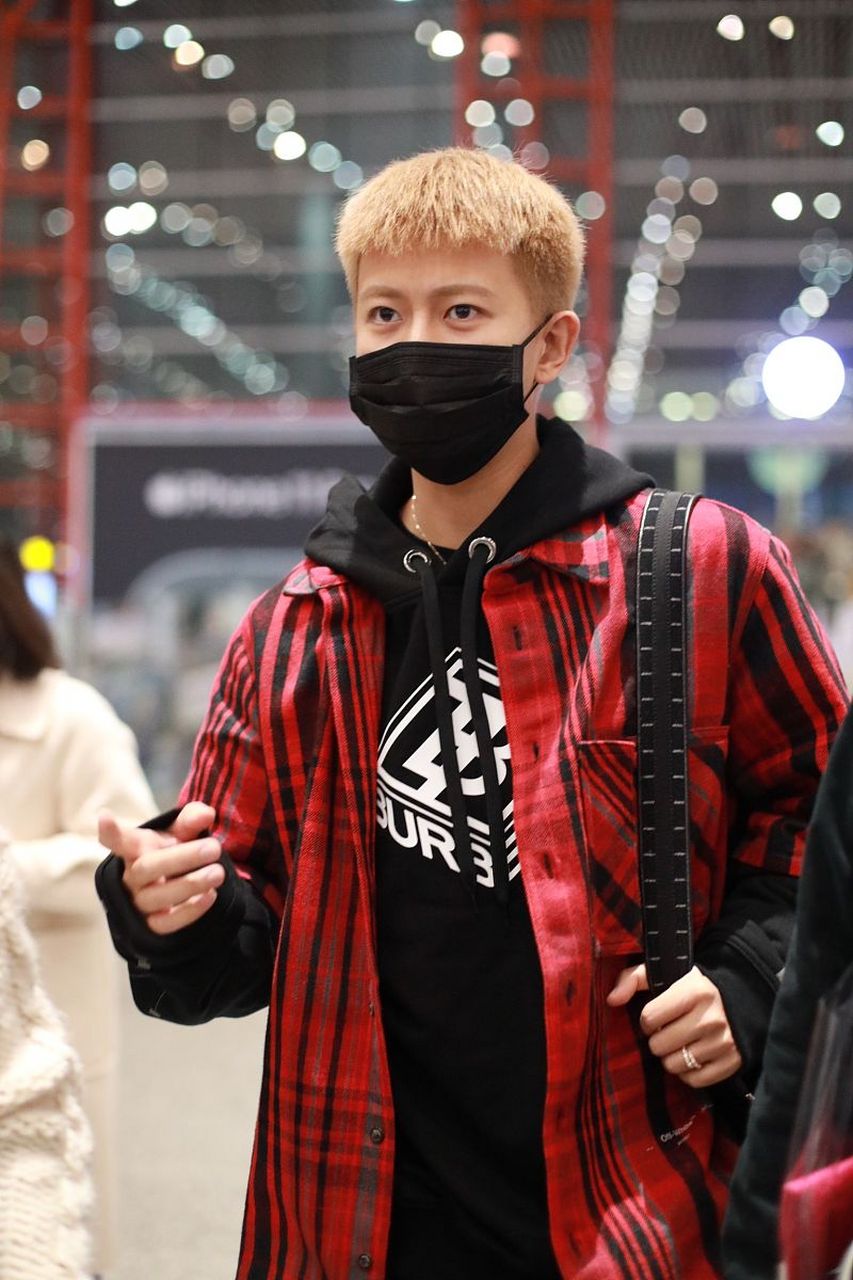 任嘉伦穿同一件衣服,不同发色,气质完全不一样啊[捂脸]!