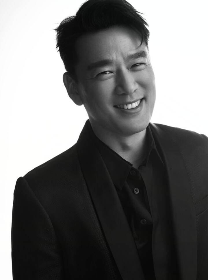 王耀庆西装大片曝光 黑白质感尽展精英魅力