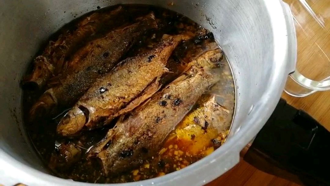 自制香酥化骨的豆豉鲮鱼,用料方法都很简单,美味不输外面卖的