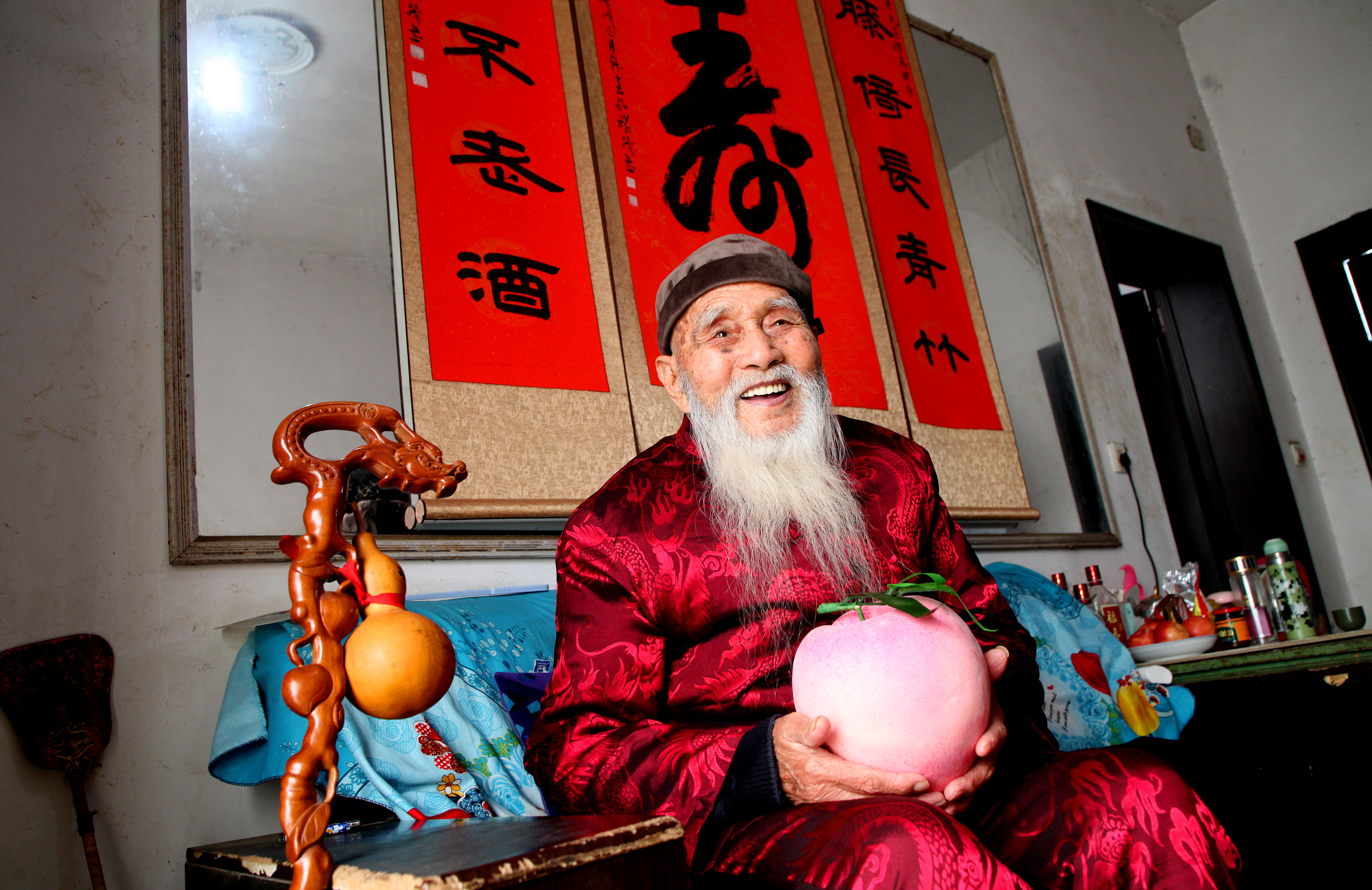 103岁"老仙翁"爱与重孙拼酒 每天最少喝半斤