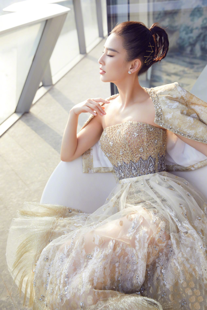 黄圣依时装高调,盛装抹胸连衣裙高挑唯美,扎丸子头气质出众