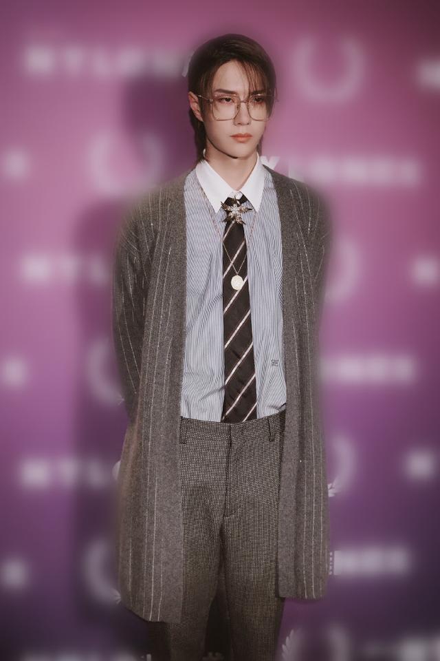 有种"整容"叫王一博穿西装,戴上眼镜留起长发后,帅到高攀不起