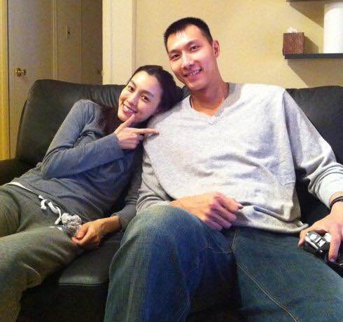 易建联有多爱荆灵?从这几张照片看得出来,现夫妻十分恩爱