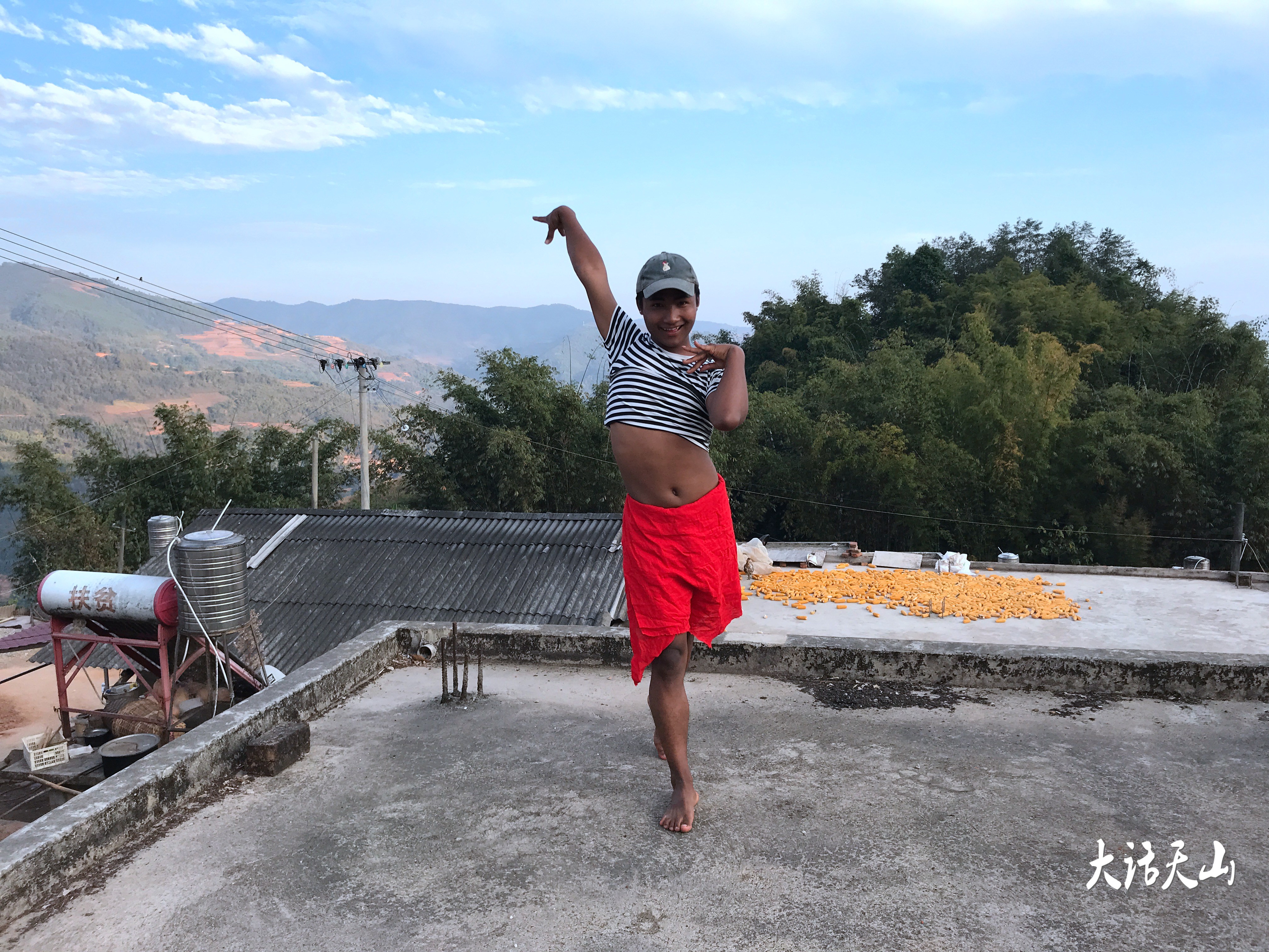 佤族小伙戏称"黑孔雀" 跳热舞吸引数百万网友围观