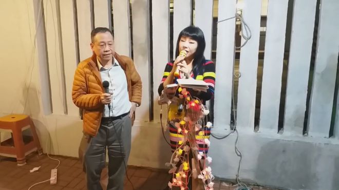 [图]街头艺人米英和龙哥演唱《永远放你在心底》，龙哥看着好害羞啊