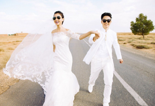 饰演女主的赵靓其实是湖南卫视的主持人,《单身公主相亲记》也是她演