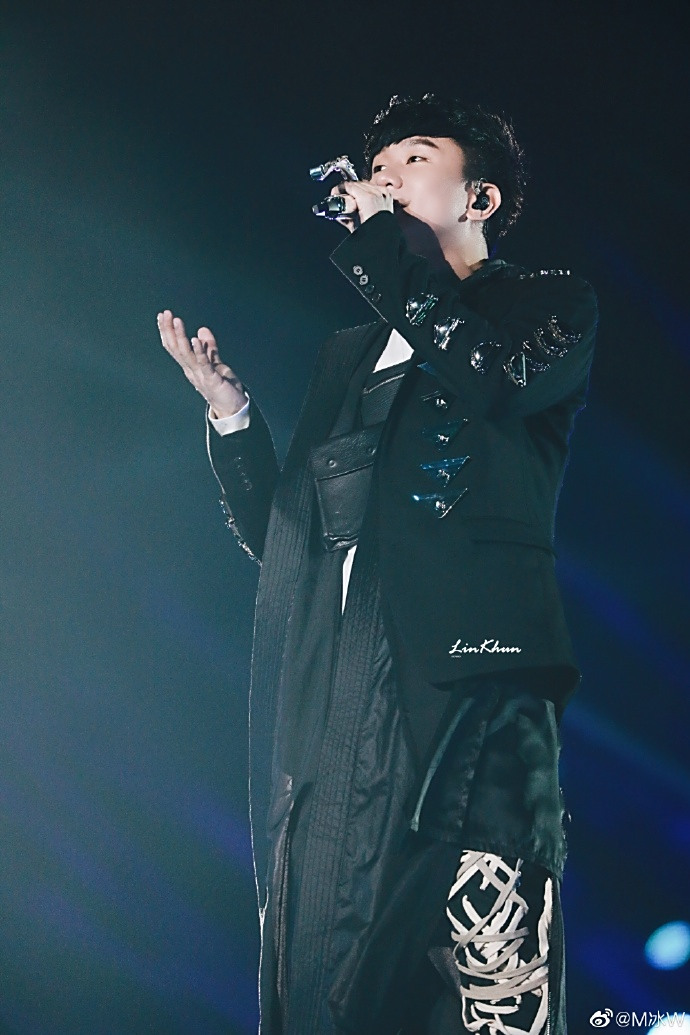 骂到抑郁,大半夜爬起来改开题报告,想换换心情,啥歌都行 林俊杰《show