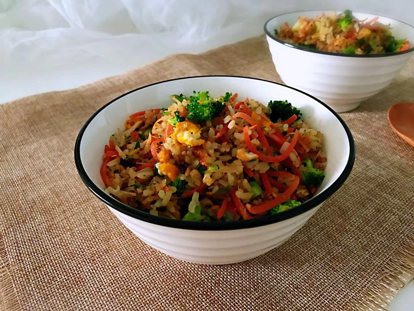 剩米饭倒掉实在是太浪费了,这样做出来的藜麦炒饭,家人抢着吃