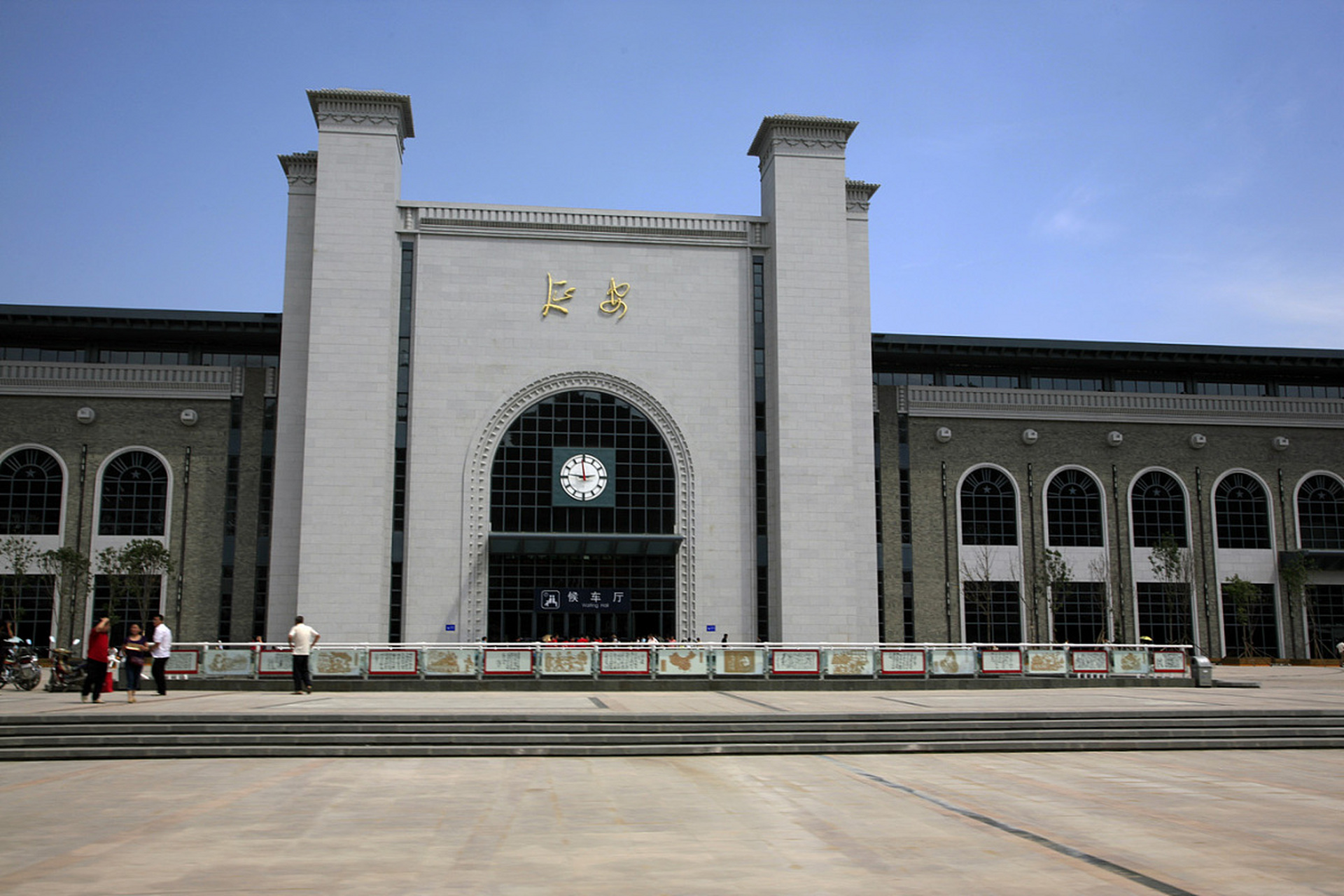 镜头里的春天# 春日的阳光洒落在甘肃张掖火车站,映照着历史悠久