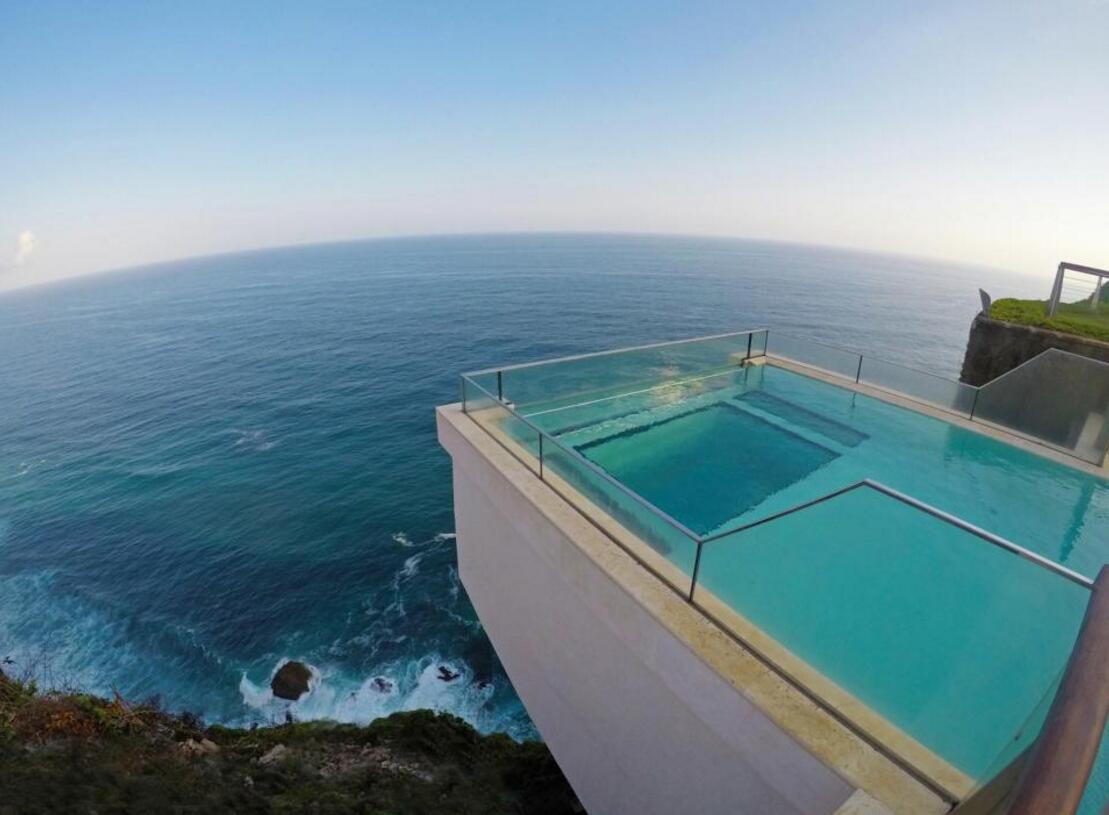 玻璃游泳池悬空在百米悬崖上,想游先掏6千块