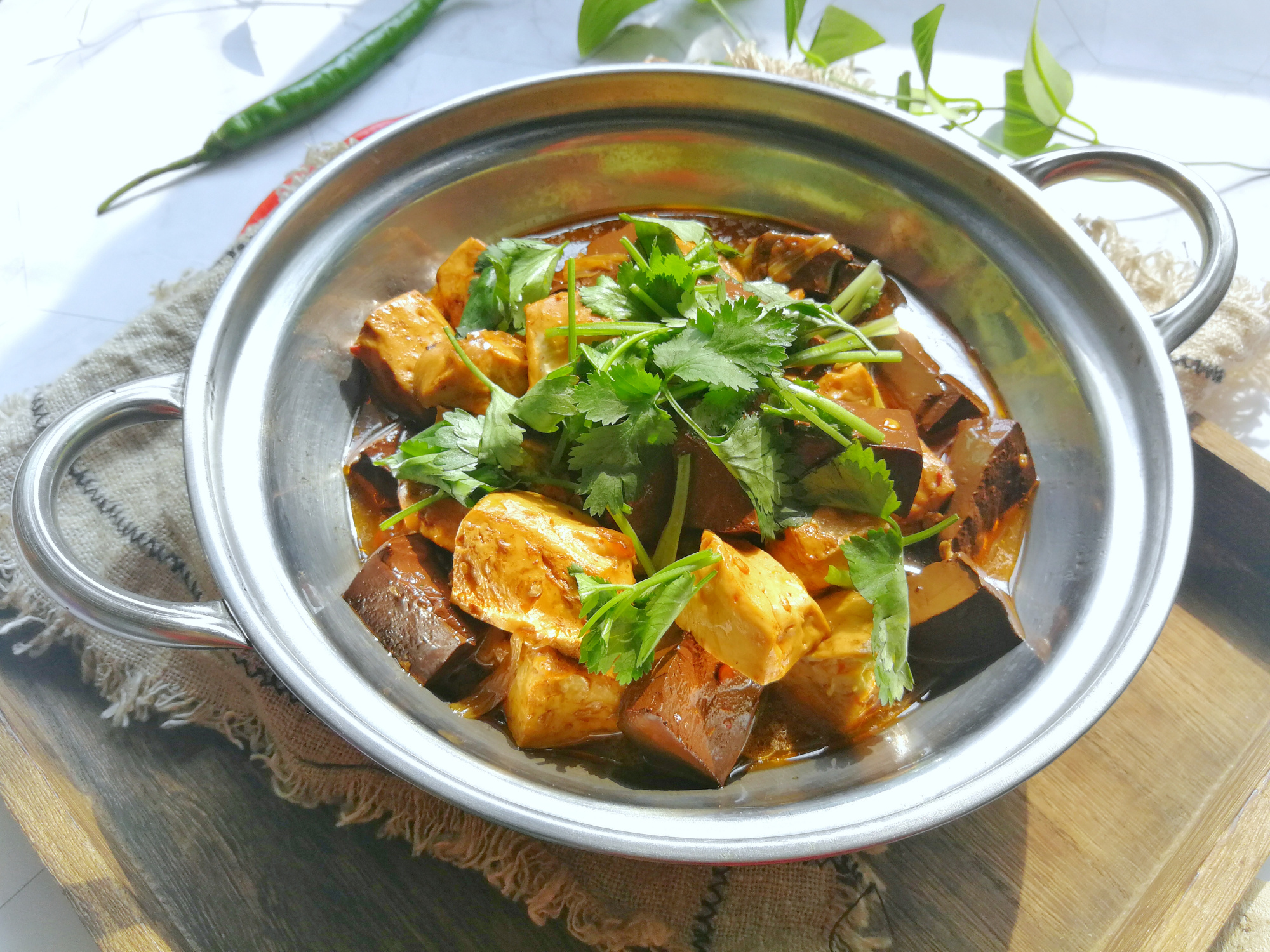 2块钱鸭血2块钱豆腐,入锅炖一炖,麻辣入味鲜香滑嫩,一锅不够吃