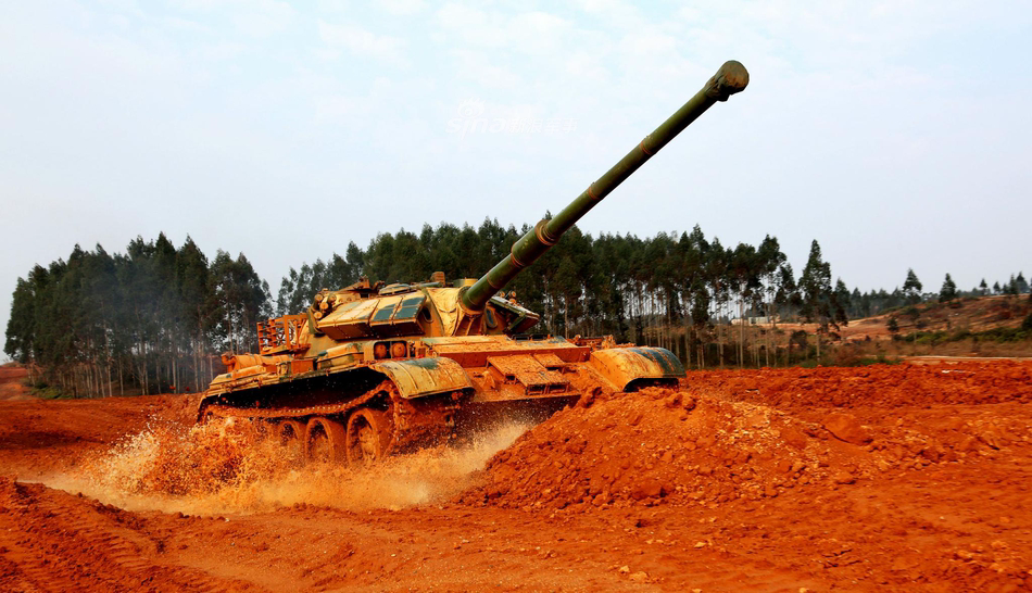 还能战五百年!我军59d坦克纵横泥潭五对轮若隐若现