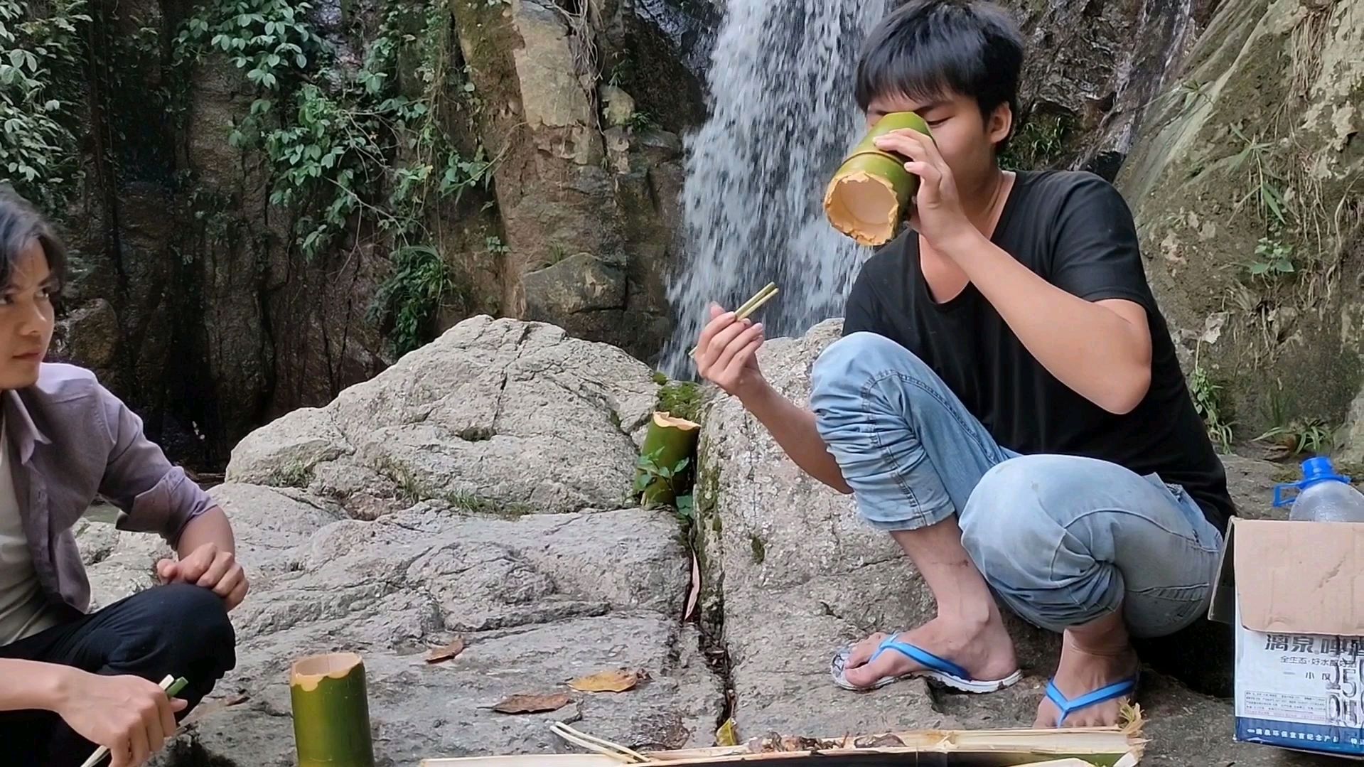 在这个大自然中,做个竹筒菜喝点小酒,那才是享受生活