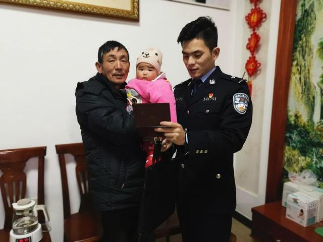 身在章镇的乡警阮泽来:零距离服务群众