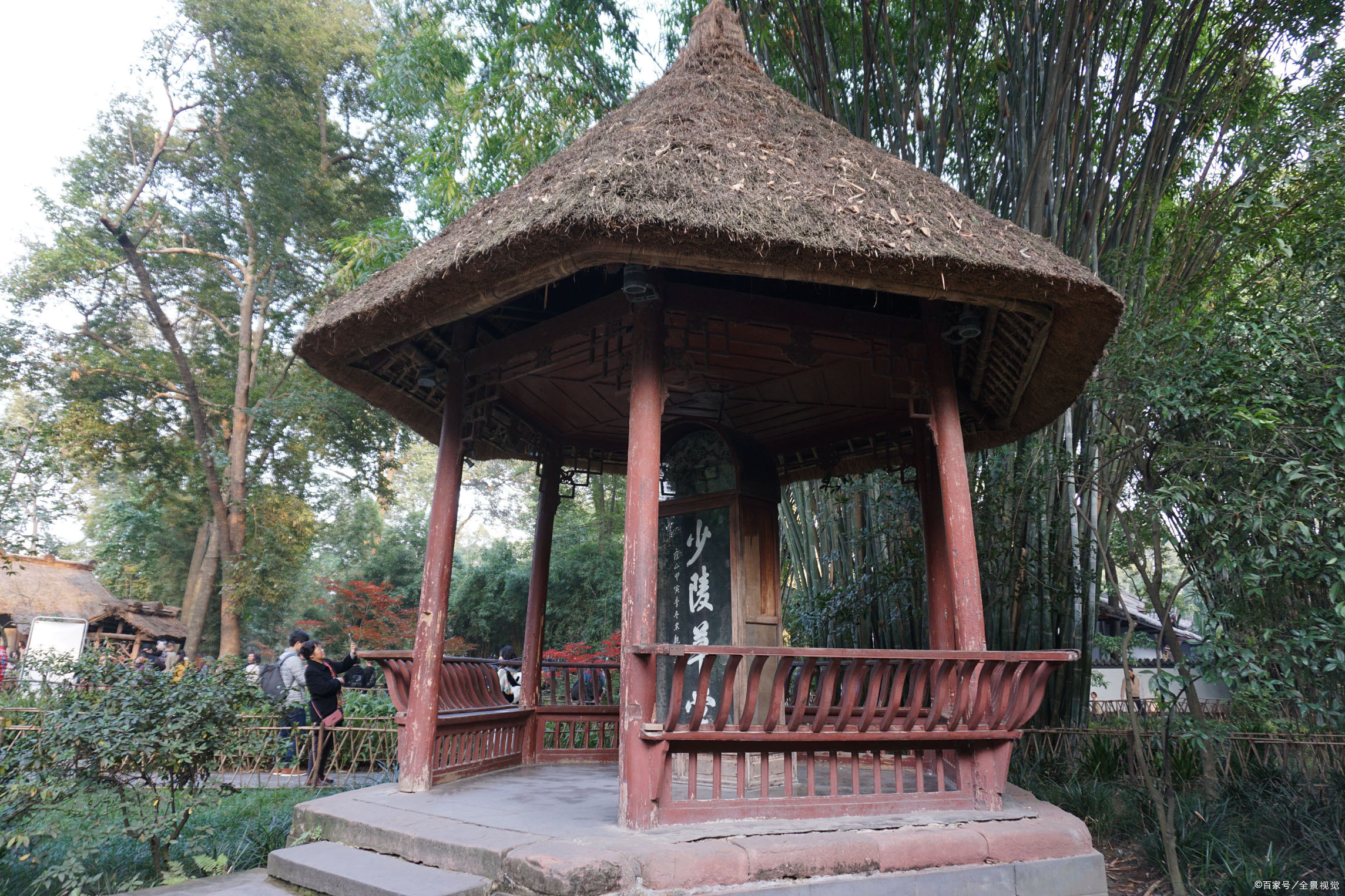 少陵碑亭,是杜甫草堂最具代表性的景点之一,人们常常将其作为茅屋的