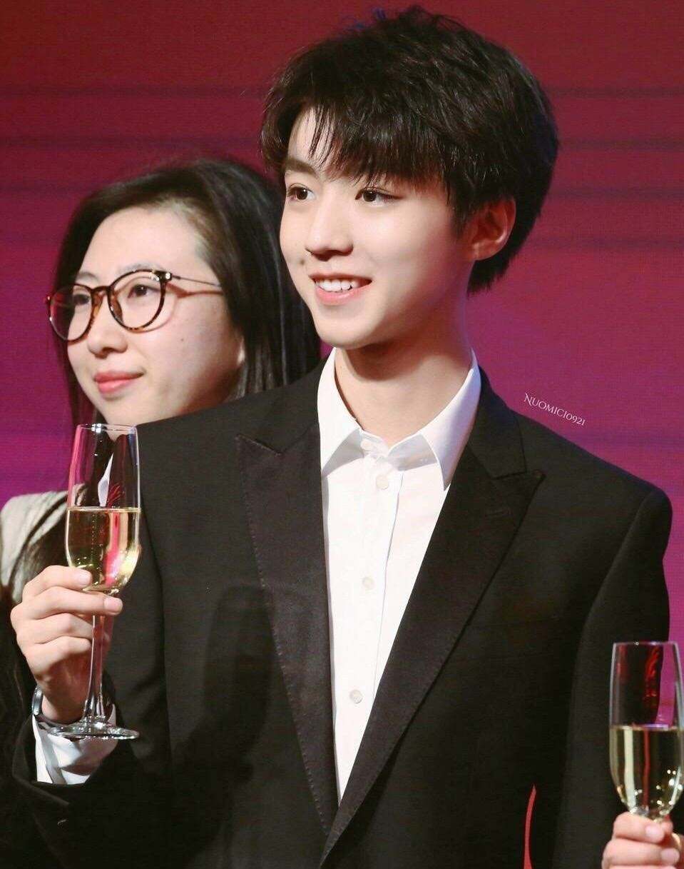 王俊凯出席某活动现场,敬酒环节王俊凯拿酒杯的姿势真的是亮了