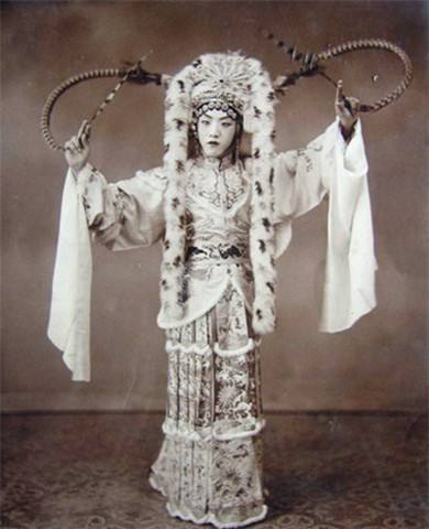 此人是民国最帅混血儿,与杜月笙齐名,一生放荡不羁却成一代大师